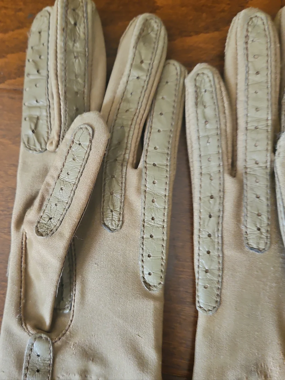 Vintage Isotoner Tan Driving Gloves Stretch Nylon Spandex One Size 9" x 3 ½" - Picture 6 of 9